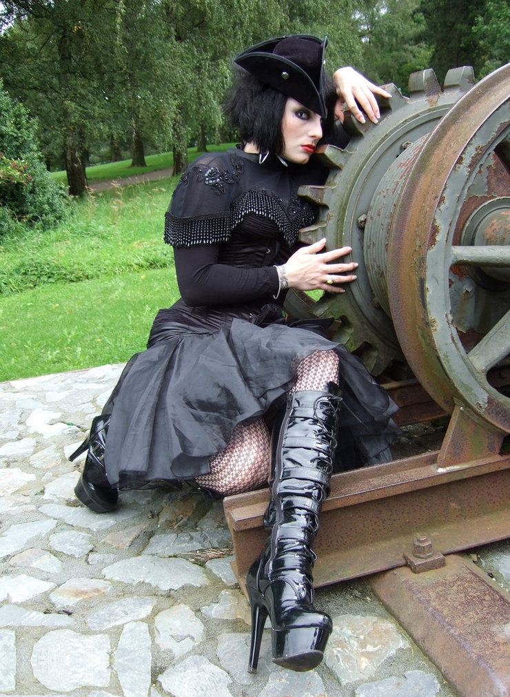 Brunette Gothic Lady wearing Black Sheer Patterned Pantyhose and Black Dress